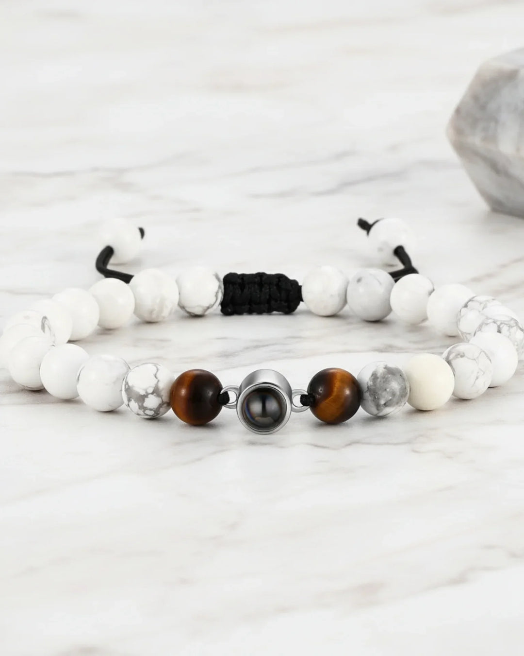 Armband mit Bild im Stein – weiße Magnesit-Perlen, dein Foto im Stein, Geschenk für Sie