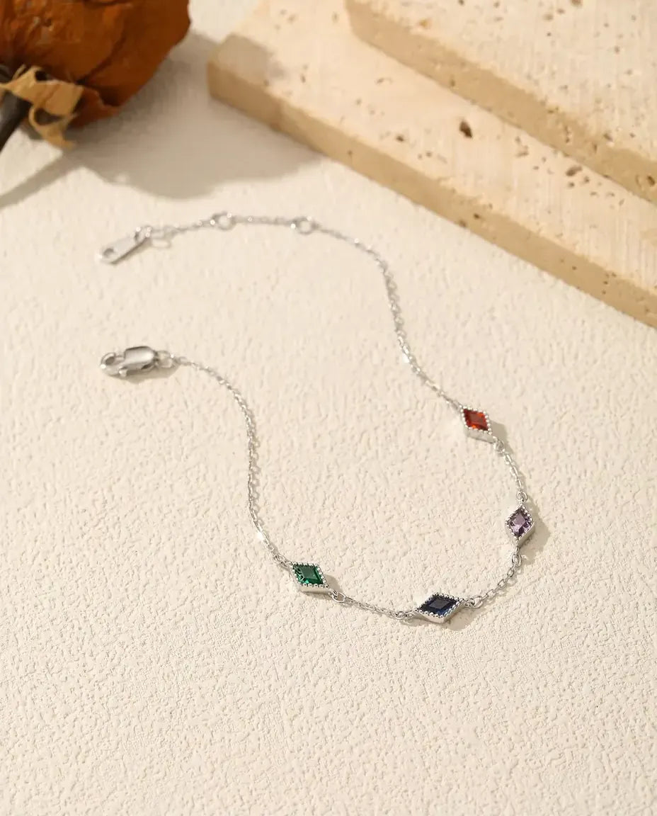 Buntes Zirkonia Armband aus 925 Sterlingsilber – fünf rautenförmige Steine in Rot, Grün, Violett und Blau, zartes Kettenarmband