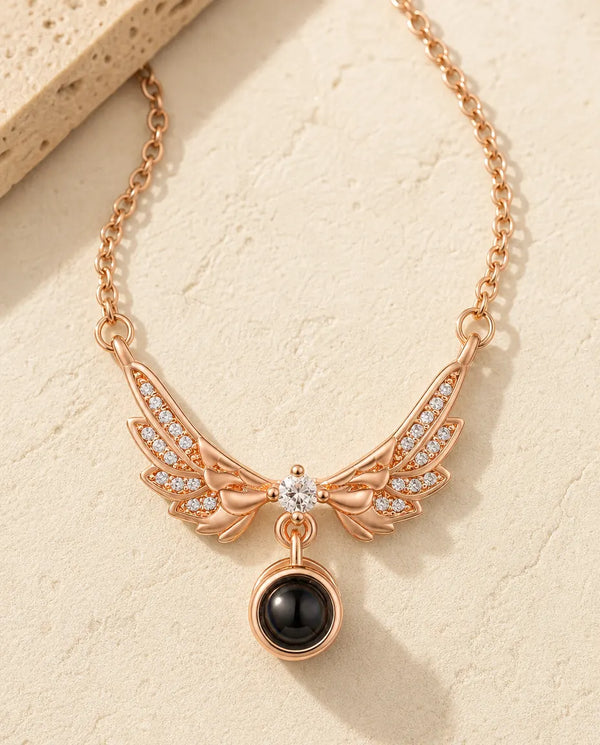 Personalisierte Engelsflügel Kette mit Foto-Projektion in Roségold, Zirkonia-Flügel mit deinem Bild im Inneren, Erinnerungsgeschenk