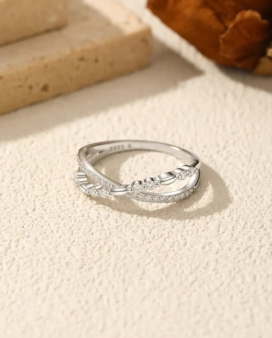 Gekreuzter Moissanit Ring - Pavé-Band und Kordel überkreuzt, 28 Steine in 925 Sterlingsilber, US-Größen 5 bis 9
