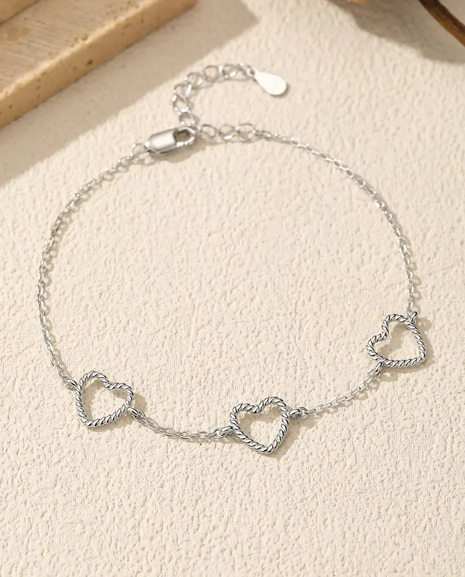 Herz Armband - drei offene Herzen à 8 mm aus gedrehtem Silberdraht an feiner Ankerkette aus 925 Sterlingsilber, 16 + 3 cm