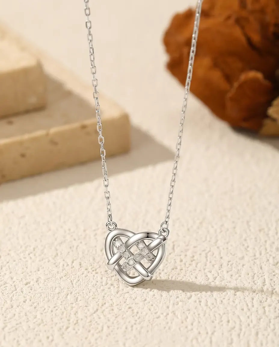 Kette Keltischer Knoten in Herzform – 9 Moissanite in Farbe D, aus 925 Sterlingsilber, verstellbar 40+5 cm