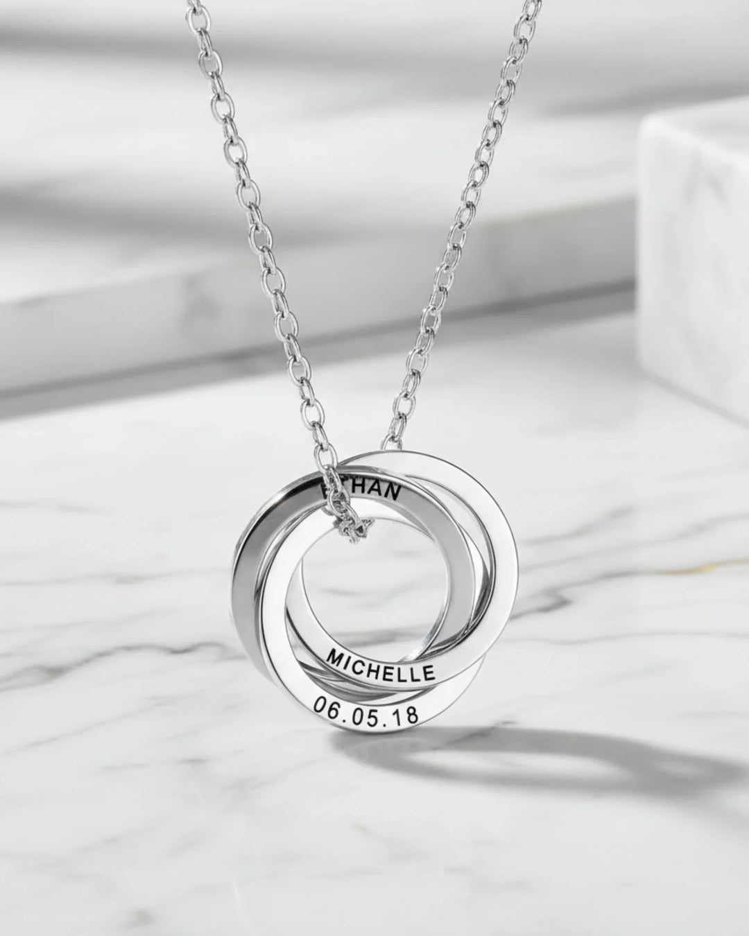 Kette mit Gravur – Russischer Ring-Anhänger mit 3 bis 5 verschlungenen Ringen und Wunschnamen, Geschenk für Sie, Mama, zum Muttertag