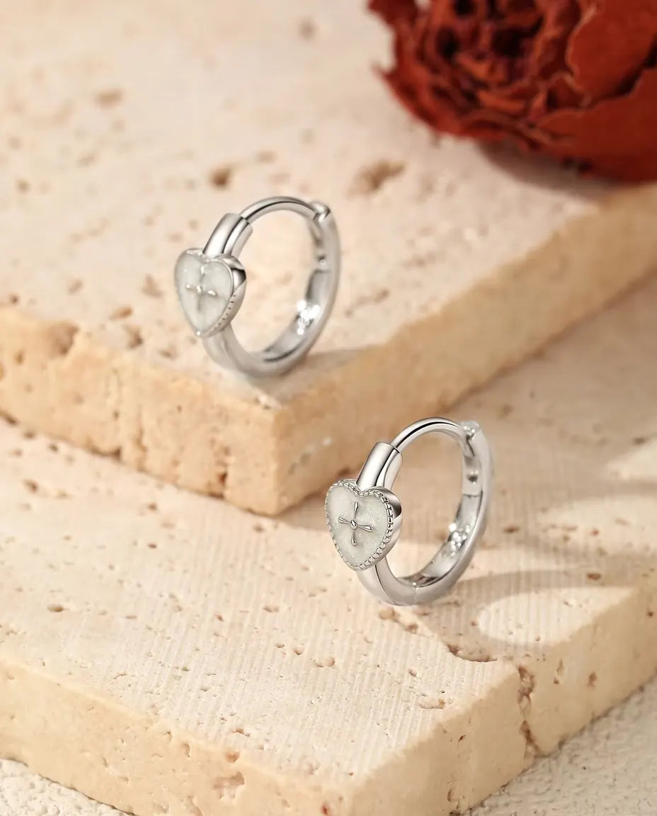 Klappcreolen mit Herz und Kreuz - perlweißes Herz, 5,5 x 6 mm, auf 12,5 mm Creolen aus 925 Sterlingsilber