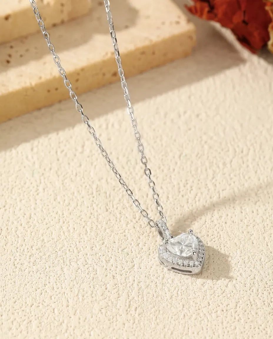 Moissanit Kette Herz mit Halo – 1 ct im Herzschliff, Farbe D VVS1, Anhänger 9,5 mm in 925er Sterlingsilber