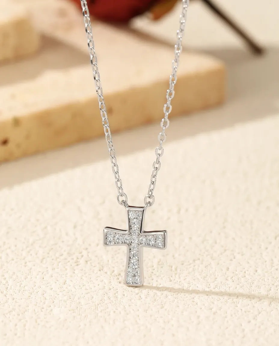 Moissanit Kette Kreuz schmal – acht Steine in Farbe D VVS1, Anhänger 10 x 12 mm aus 925er Sterlingsilber