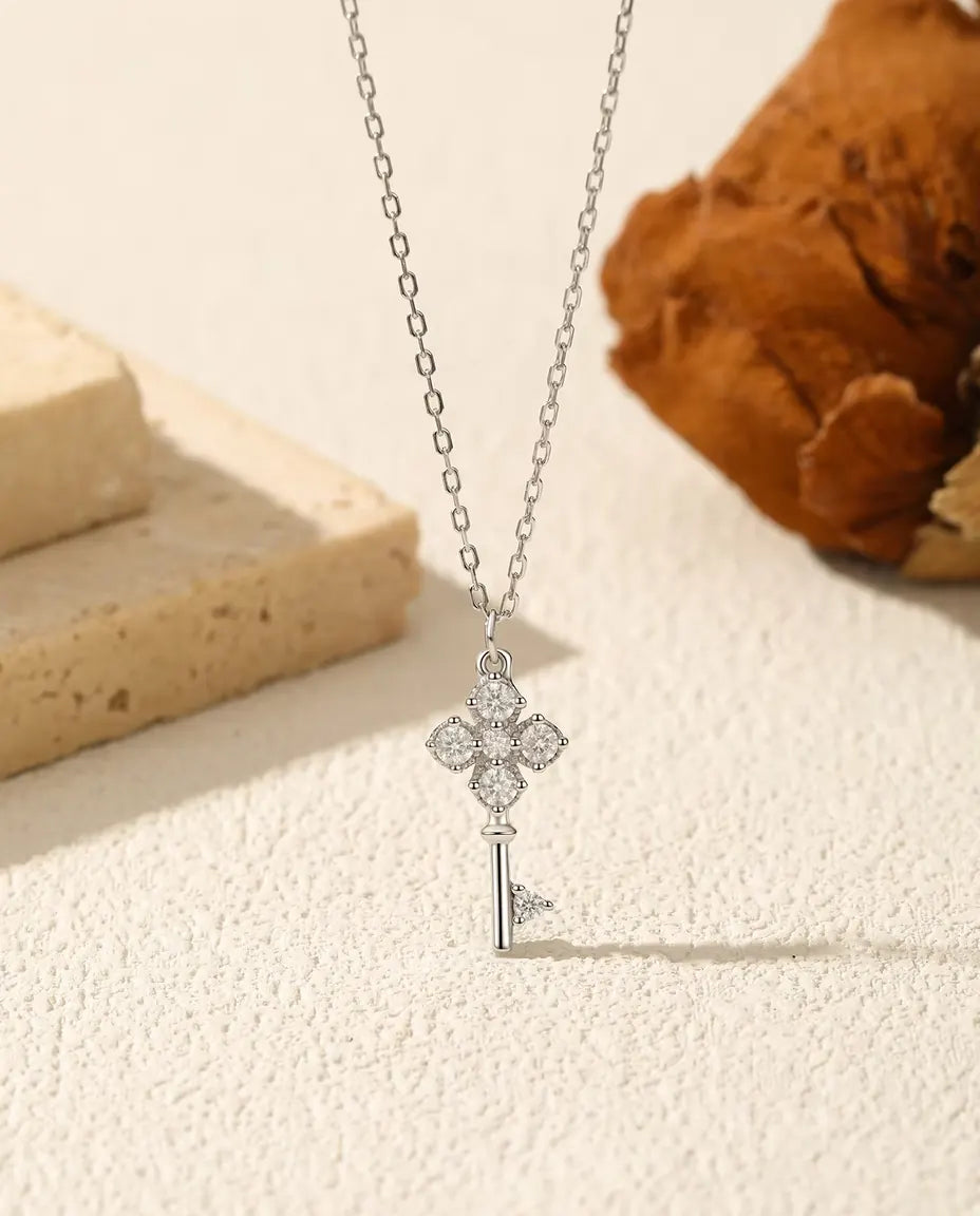 Moissanit Kette mit Schlüssel – Kleeblatt-Schlüssel aus 925 Sterlingsilber mit sechs Steinen in Farbe D, 40+5 cm