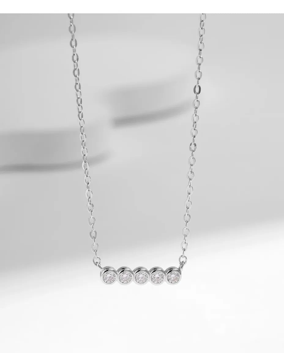 Moissanit Kette Stab – fünf Steine in Farbe D in Zargenfassung, gebogener Anhänger aus 925er Sterlingsilber