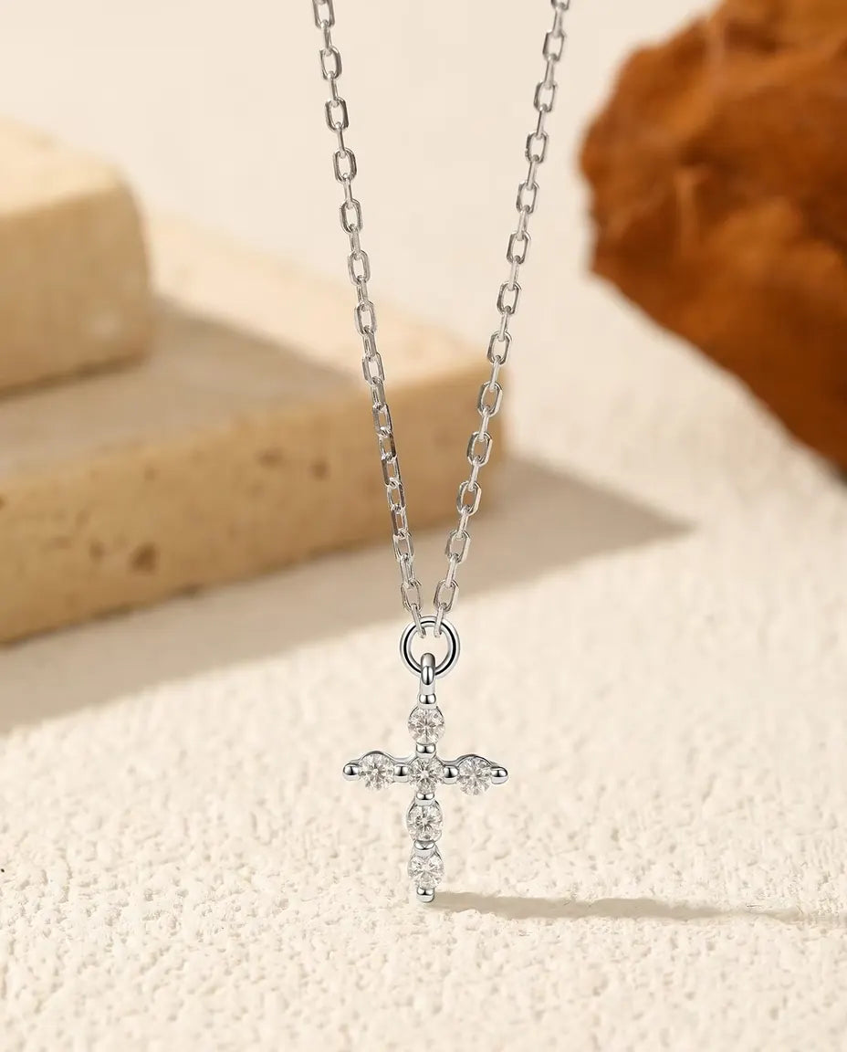 Moissanit Kreuz Kette – sechs Steine in Farbe D, Anhänger 7 x 8,5 mm, aus 925 Sterlingsilber, 40+5 cm