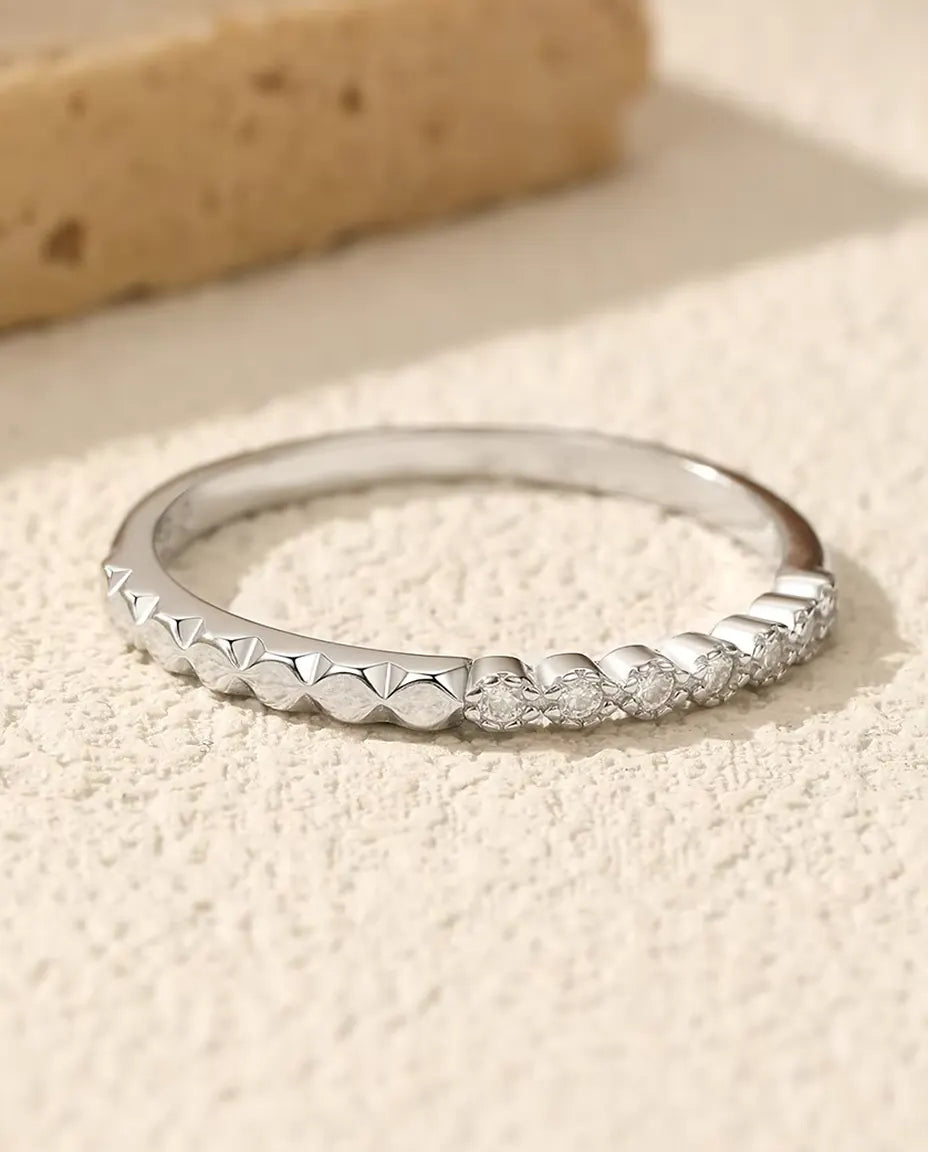 Moissanit Memoire Ring - sieben Steine à 1,3 mm Farbe D / VVS1 neben einer Reihe Pyramidenfacetten, 925 Sterlingsilber, Größe 5 bis 9