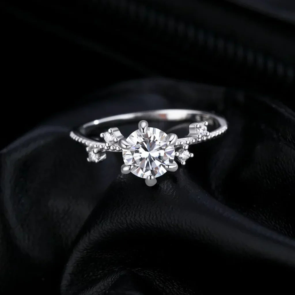 Moissanit Ring – 1 Karat Verlobungsring aus 925er Sterlingsilber, Blüten-Fassung mit sechs Krappen, Geschenk für Sie