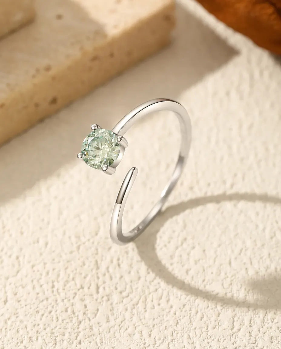 Moissanit Ring – Grüner 0,5 ct Solitär im Rundschliff, offene größenverstellbare Schiene, zartes 925er Sterlingsilber, Geschenk für Sie
