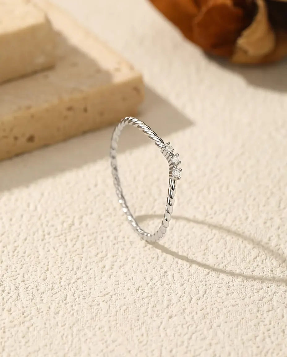 Moissanit Ring in Kordeloptik – drei Steine in Farbe D auf 1 mm gedrehter Schiene, 925 Sterlingsilber, Größen 5-9