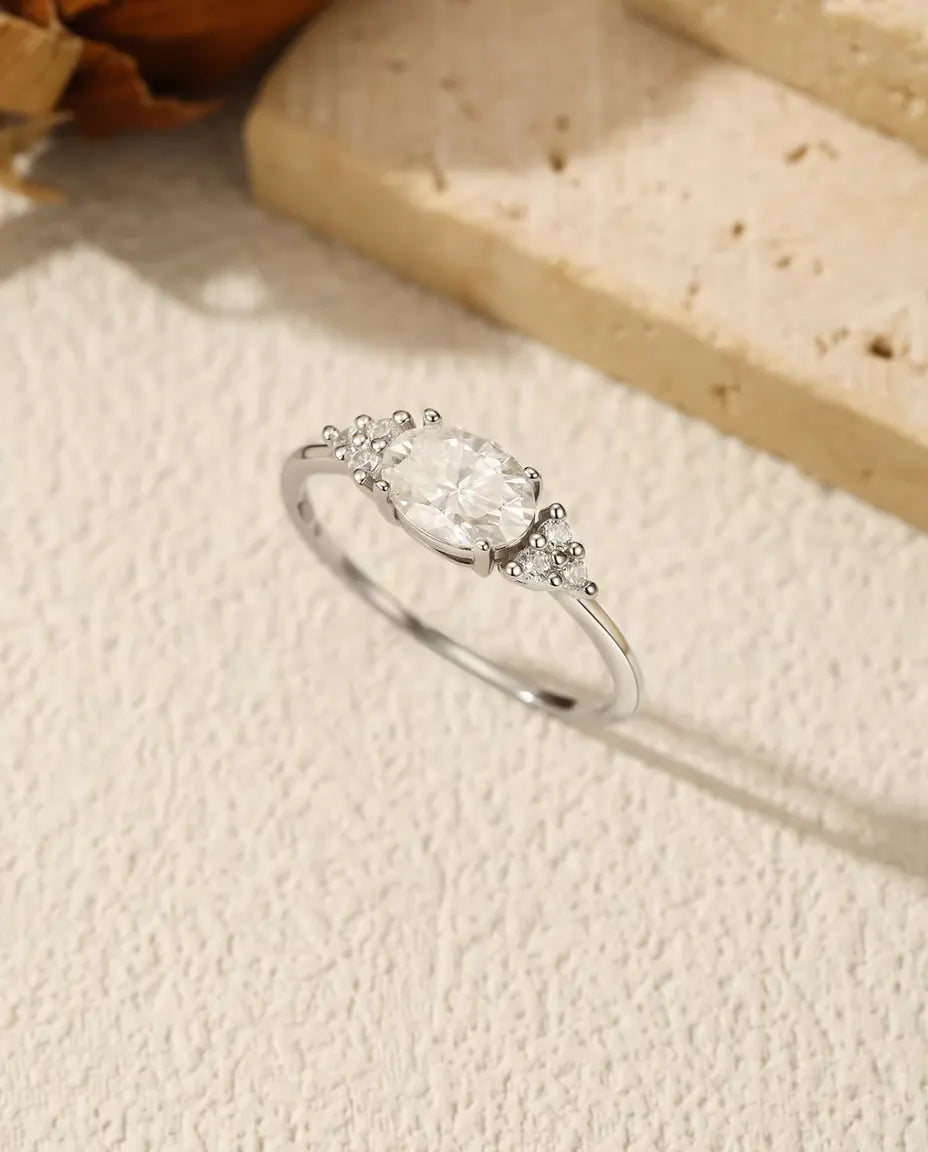 Moissanit Ring mit ovalem Stein – 1 Karat in Farbe D und Reinheit VVS aus 925 Sterlingsilber, Zirkonia an den Schultern, Größen 5-9