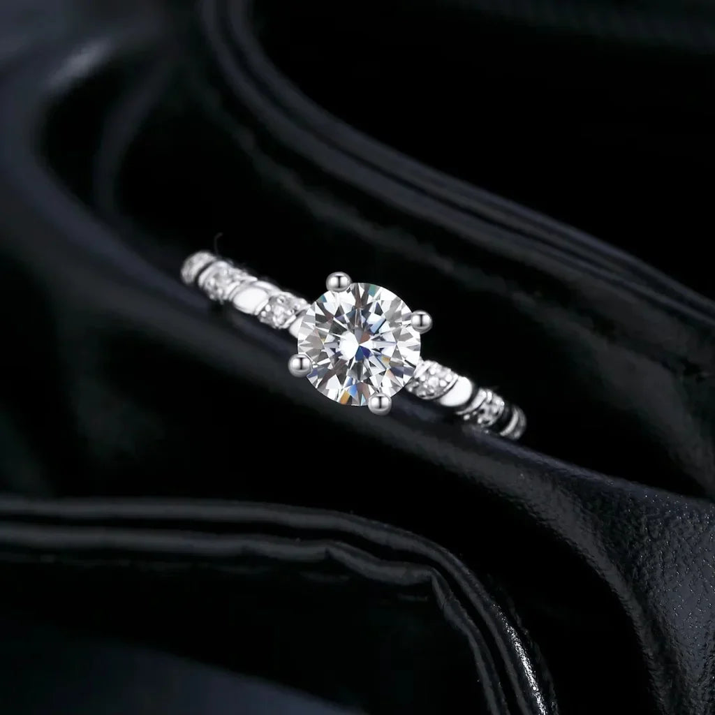 Moissanit Ring – 1 ct Solitär mit gedrehter Schiene, 925er Sterlingsilber, Verlobungsring und Geschenk für Sie