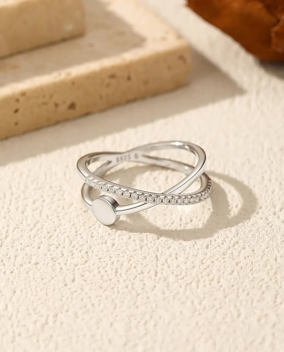 Moissanit X Ring - überkreuztes Band mit Pavé und 4,5 mm polierter Scheibe aus 925 Sterlingsilber, Größe 5 bis 9