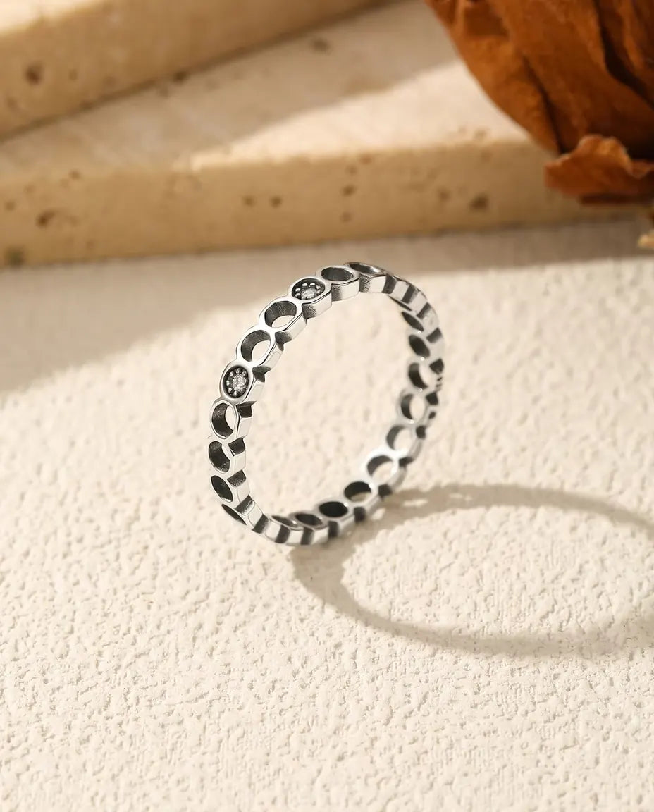 Mondphasen Ring - durchbrochene Kreise mit zwei Moissaniten in oxidiertem 925 Sterlingsilber, US-Größen 5 bis 9
