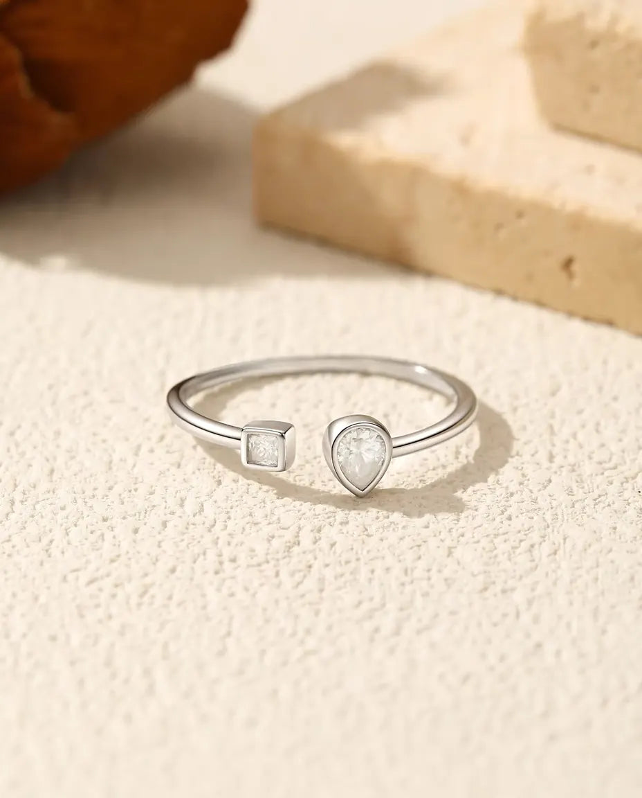 Offener Ring mit Moissanit - Tropfen 0,30 ct und Karree 0,08 ct in Farbe D / VVS1, 925 Sterlingsilber, größenverstellbar