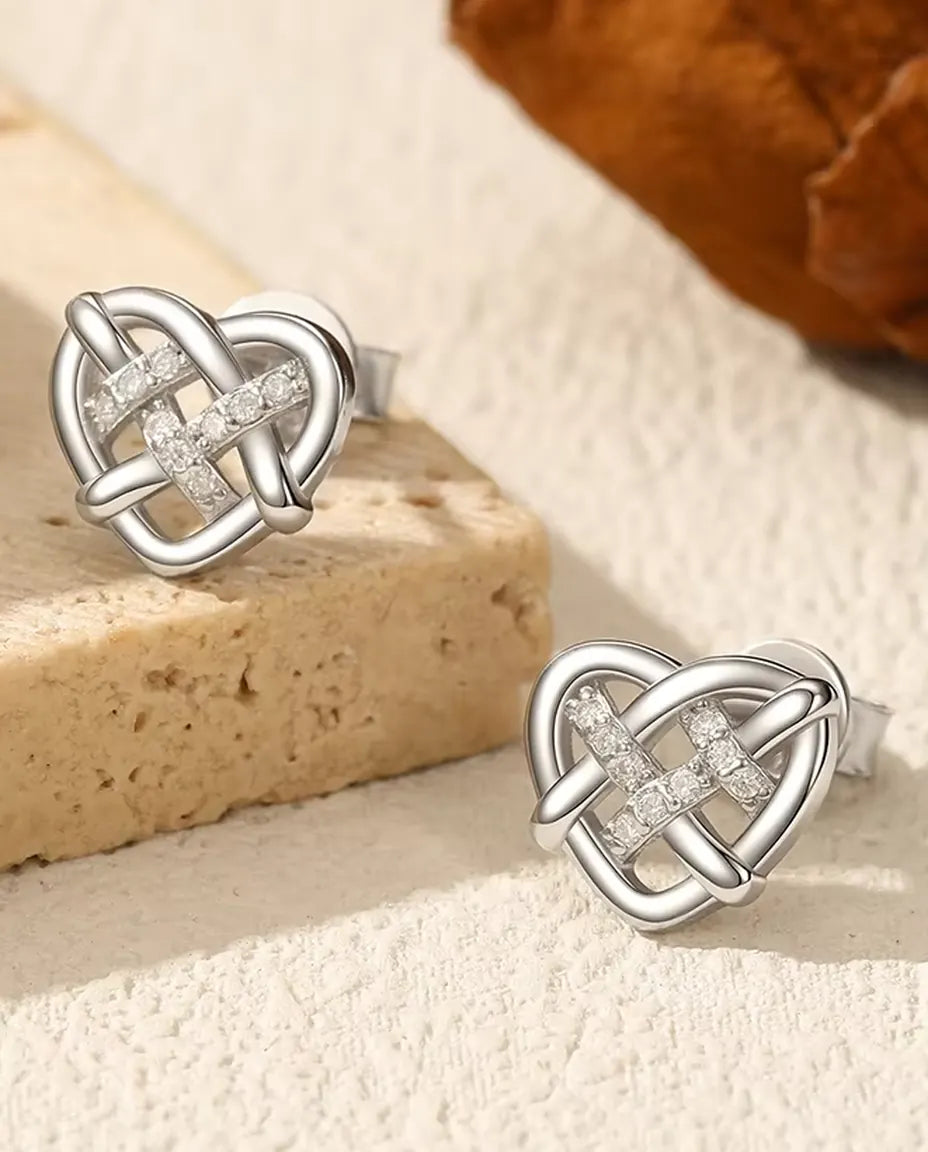 Ohrstecker Keltischer Knoten in Herzform – 18 Moissanite in Farbe D, aus 925 Sterlingsilber, 9 x 10 mm