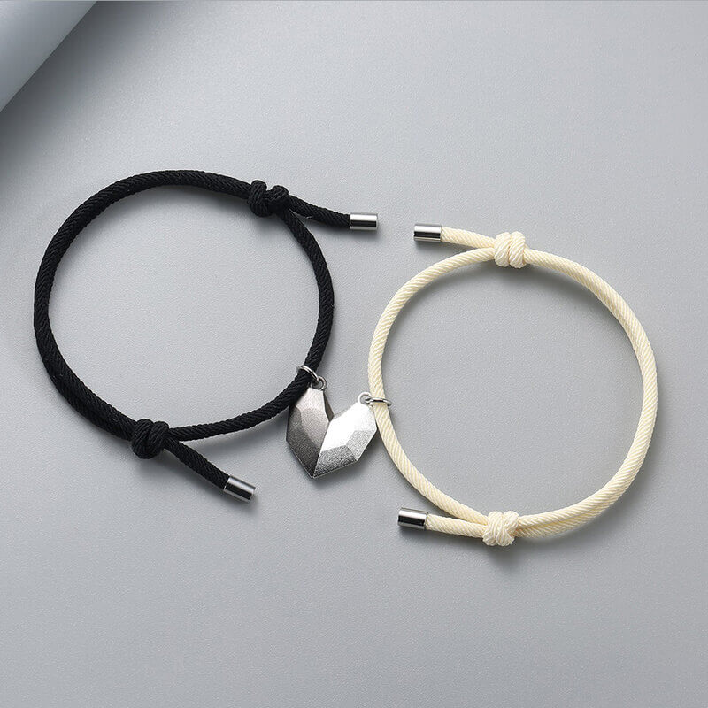 Partnerarmbänder mit Herz & Initialen – personalisiertes Armband-Set mit Gravur, 2 Stück, Geschenk für Sie & Ihn