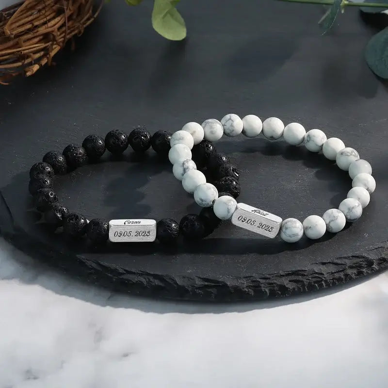 Partnerarmbänder aus Magnesit & Lavastein – Perlenarmband-Set mit Gravur, 2 Stück für Sie & Ihn, Geschenk zum Jahrestag