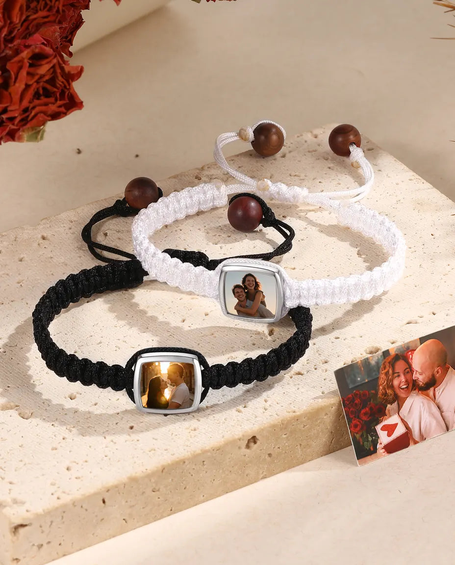 Personalisiertes Partnerarmband-Set mit Foto – 2 geflochtene Armbänder in Schwarz & Weiß mit Gravur, Geschenk für Paare