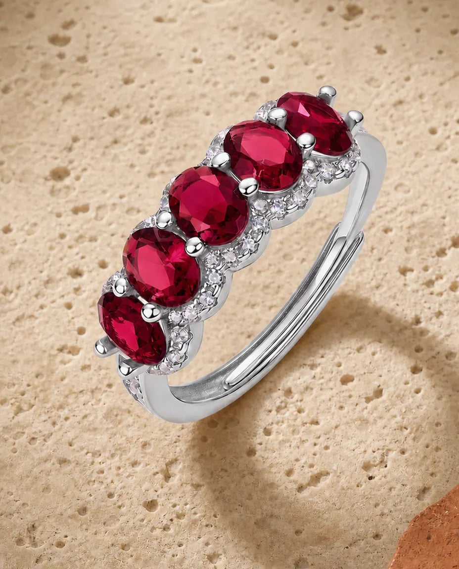 Rubin Ring – Fünf-Steine-Ring mit ovalen Labor-Rubinen im Halo, 925er Sterlingsilber, größenverstellbar, Geschenk für Sie