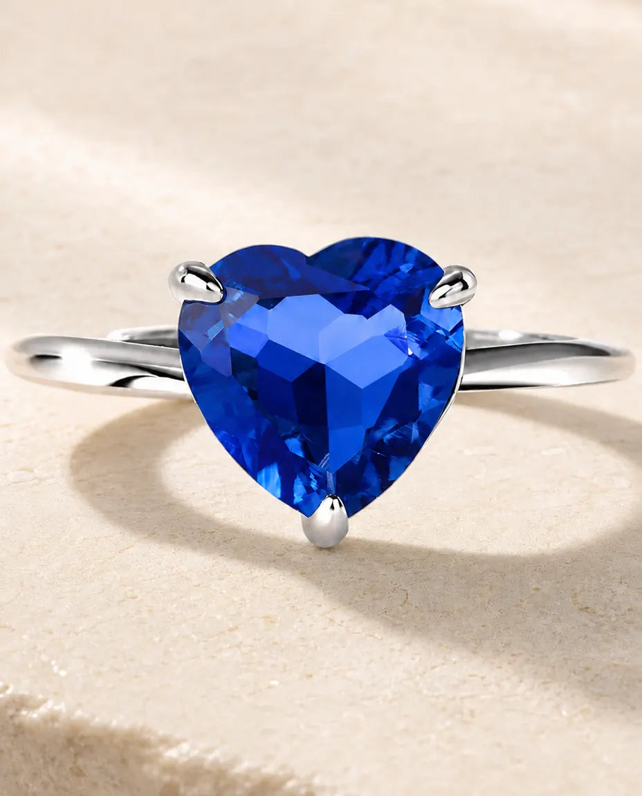 Saphir Ring – blauer Labor-Saphir im Herzschliff, zarter Solitär, größenverstellbar, 925er Sterlingsilber, Geschenk für Sie