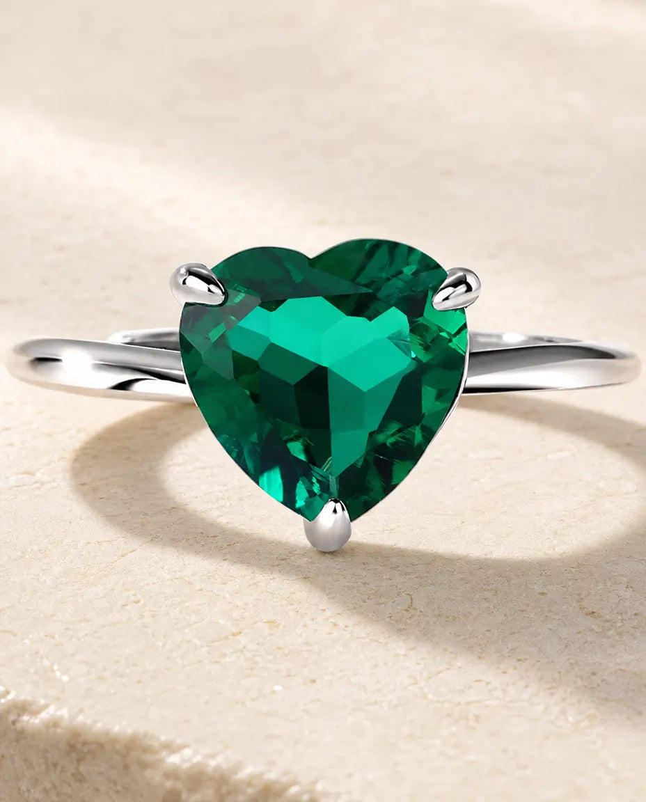 Smaragd Ring – Labor-Smaragd im Herz-Schliff, zarter Solitär aus 925er Sterlingsilber, größenverstellbar, Geschenk für Sie