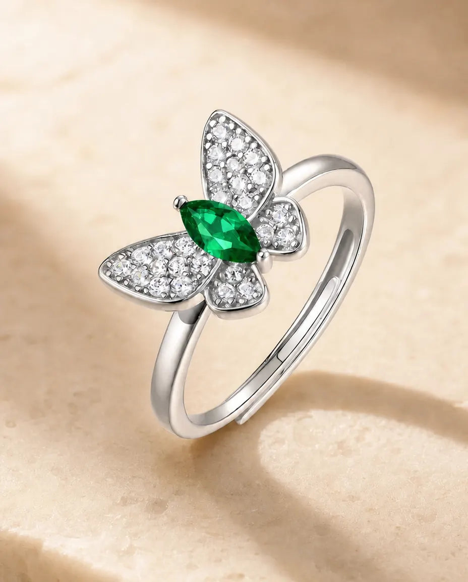 Smaragd Ring – Schmetterling mit Labor-Smaragd im Marquise-Schliff und Pavé-Flügeln, 925er Sterlingsilber, größenverstellbar