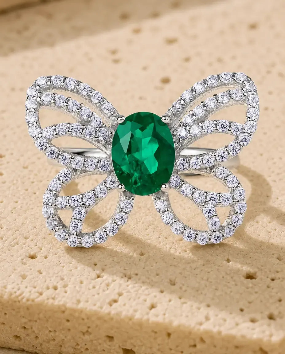Smaragd Ring – Schmetterlings-Ring mit rundem Labor-Smaragd und Pavé-Flügeln, größenverstellbar, 925er Sterlingsilber, Geschenk für Sie