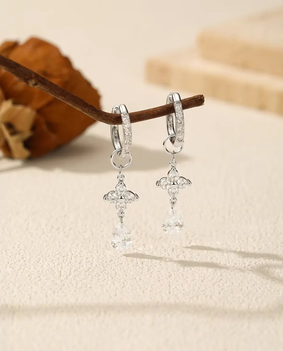 Moissanit Ohrringe im Tropfenschliff - 0,80 ct Tropfen an Kleeblatt-Gliedern, 925 Sterlingsilber Creolen, 34 mm