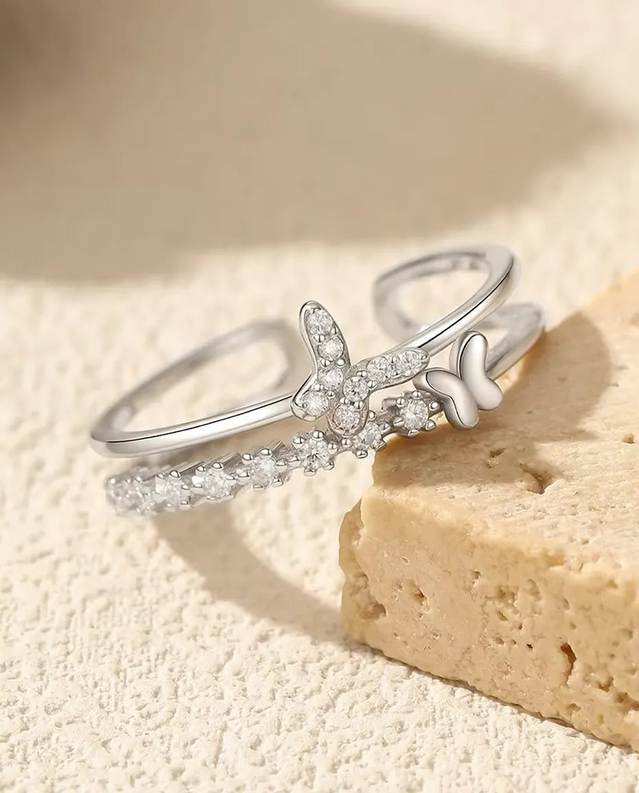 Zirkonia Schmetterling Ring - zwei Schmetterlinge auf doppeltem Draht mit Pavé-Linie, verstellbar, 925 Sterlingsilber, US 6 bis 9