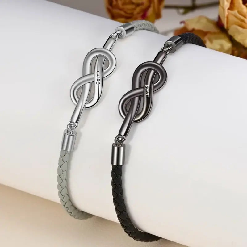 Armband mit Gravur – Unendlichkeits-Partnerarmbänder mit Namen, 2er-Set in Schwarz & Weiß, Geschenk für Paare zum Jahrestag