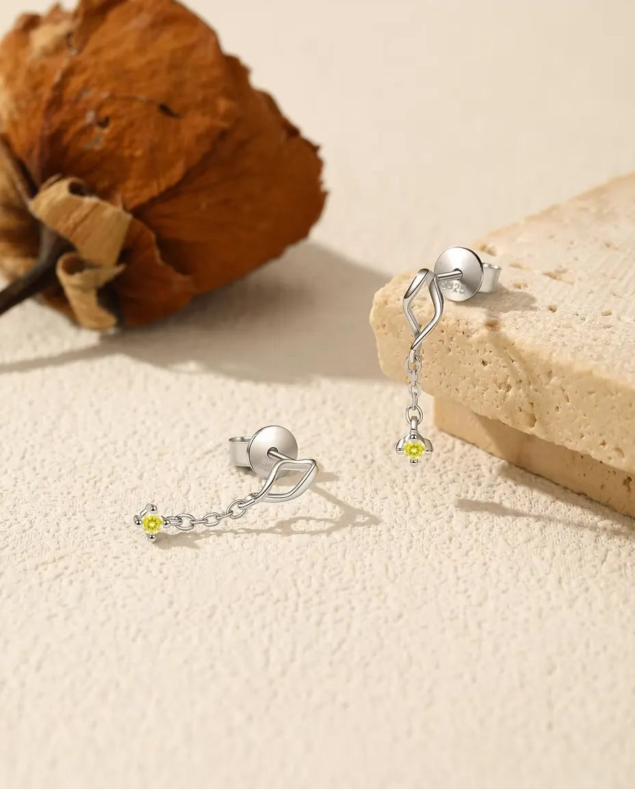 Gelbe Moissanit Ohrringe - 2 mm Steine an feiner Kette unter gedrehtem Marquise-Stecker, 925er Sterlingsilber