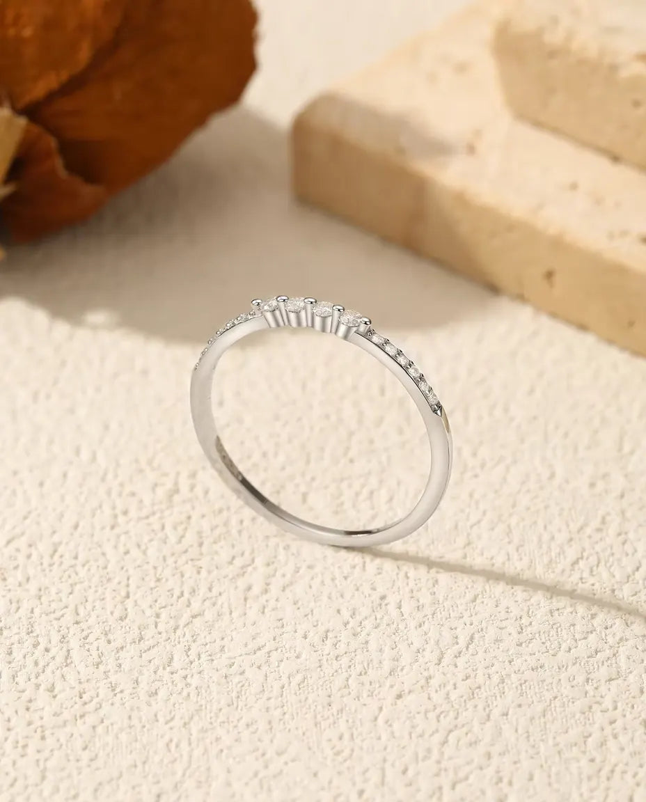 Geschwungener Moissanit Ring - 16 abgestufte Steine auf gebogenem Pavé-Band, 925 Sterlingsilber, US-Größen 5 bis 9