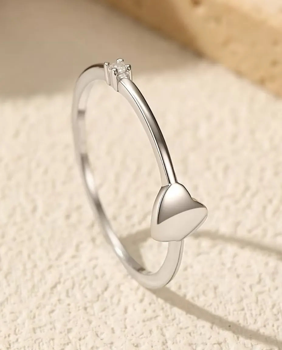 Herz Ring - poliertes Herz von 5 mm mit Moissanit in Farbe D auf einem 0,8 mm Band aus 925 Sterlingsilber, Größe 5 bis 9