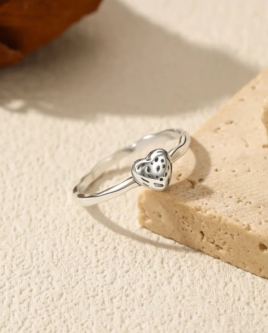 Herz Ring mit Struktur - 6 mm Herz mit Punktprägung auf schmalem Band, massives 925 Sterlingsilber, US-Größen 5 bis 9