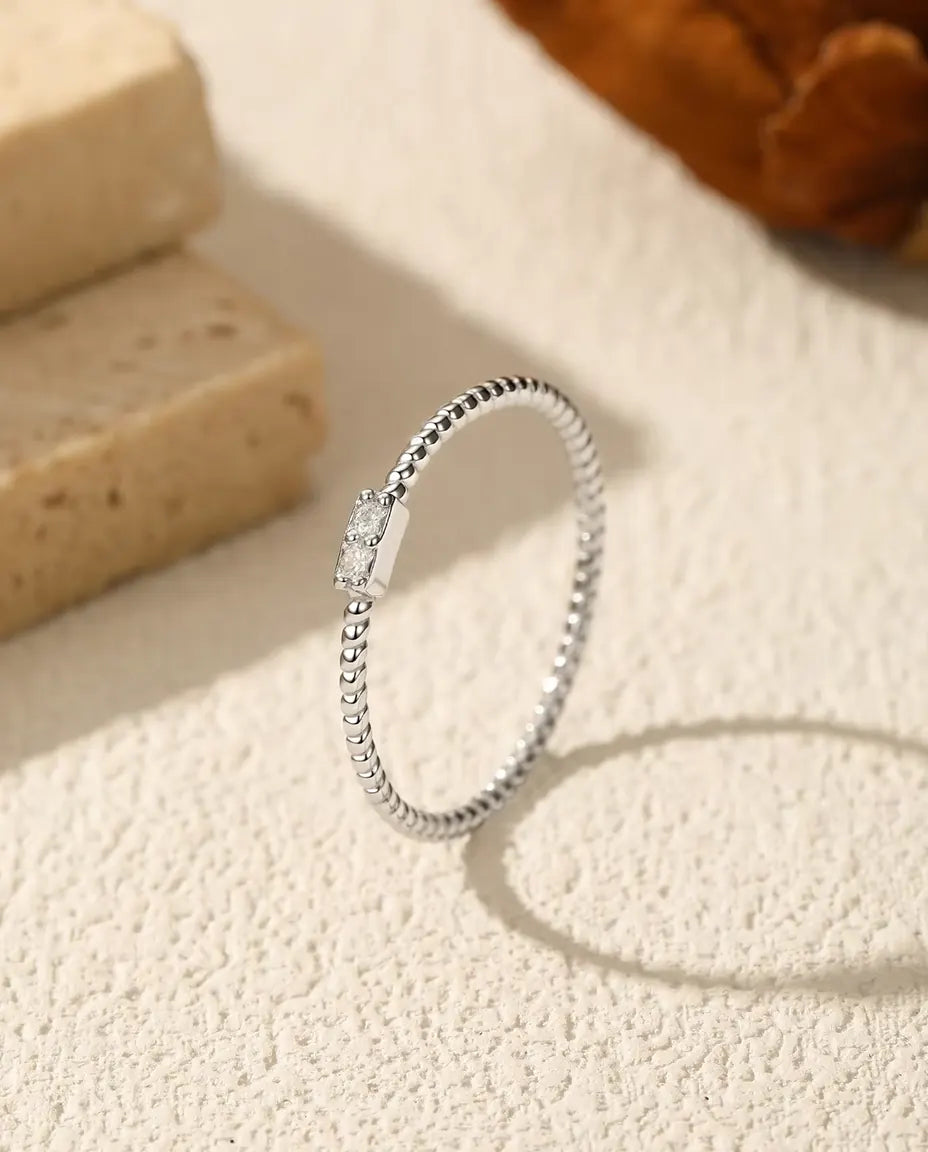 Kordel Ring mit Moissanit - zwei Steine à 1,5 mm Farbe D / VVS1 in einem 4 mm Steg auf gedrehtem Band, 925 Sterlingsilber