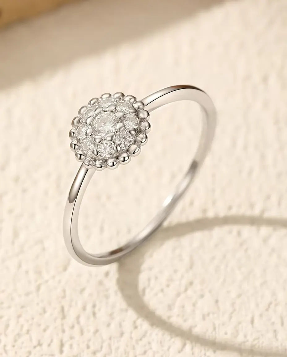 Moissanit Cluster Ring - Mittelstein 0,06 ct mit acht Steinen in einer 8 mm Perlrandfassung aus 925 Sterlingsilber, Größe 5 bis 9
