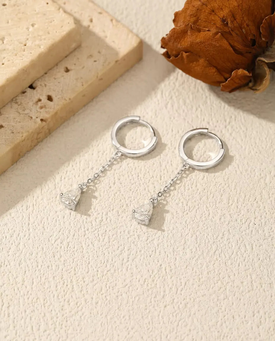 Moissanit Creolen mit Tropfen – 0,5 ct in Farbe D, 4 x 6 mm an feiner Kette, aus 925 Sterlingsilber, 32 mm