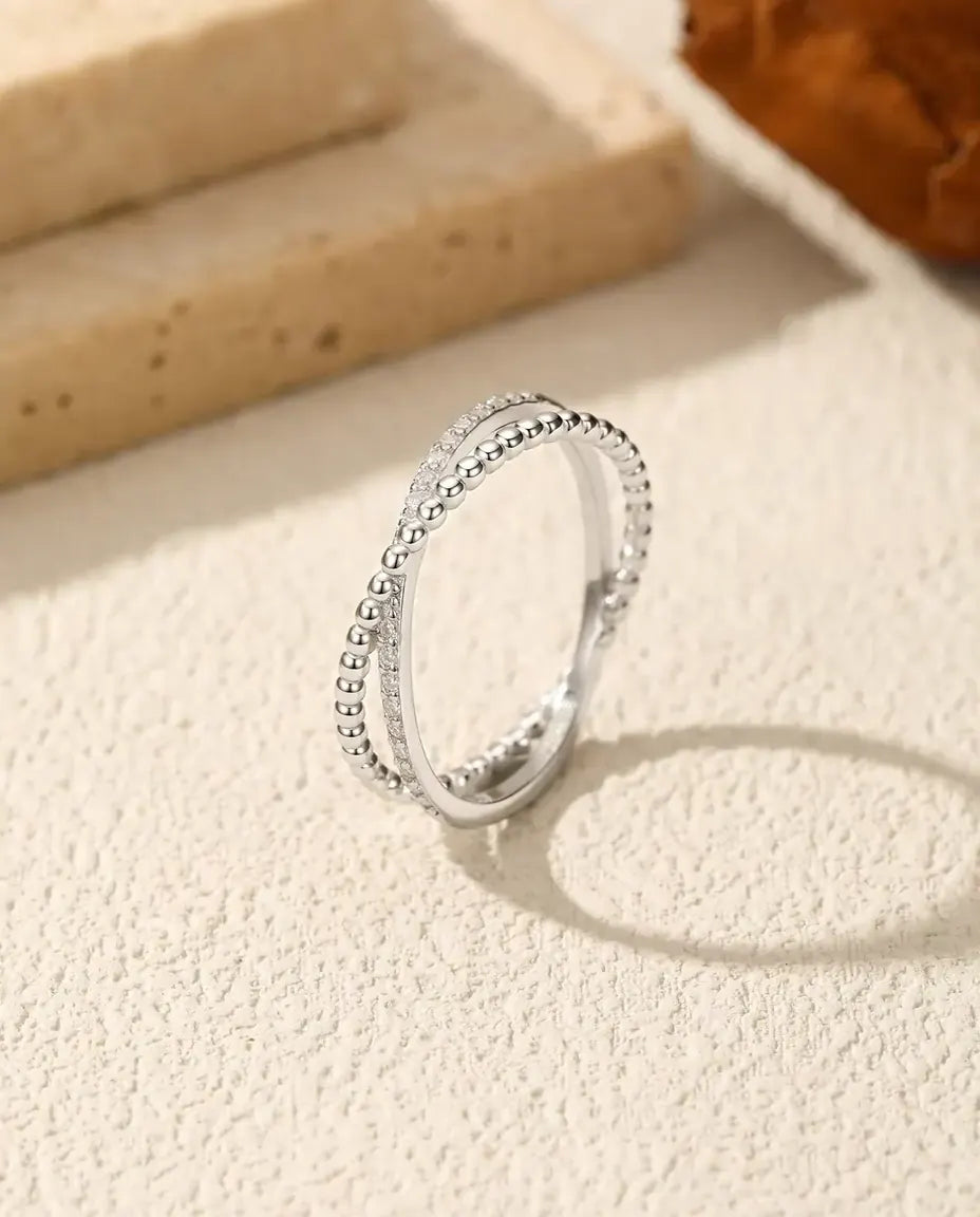 Moissanit Crossover Ring aus 925 Sterlingsilber – Kugelschiene kreuzt Pavé-Schiene, zarter Stapelring, Größen 5-9
