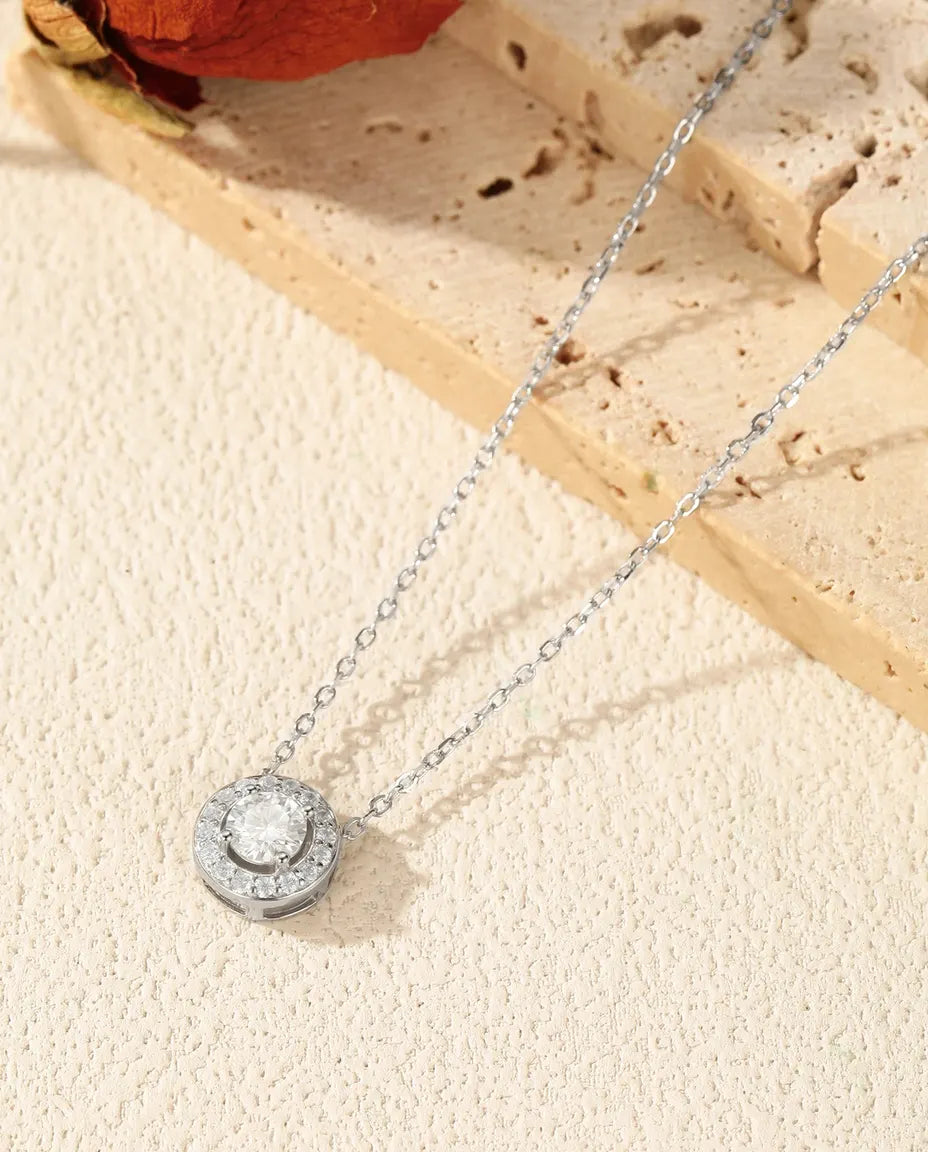 Moissanit Kette Halo – 0,5 ct Rundschliff in Farbe D VVS1 mit Pavé-Kranz, 925er Sterlingsilber, 40+5 cm
