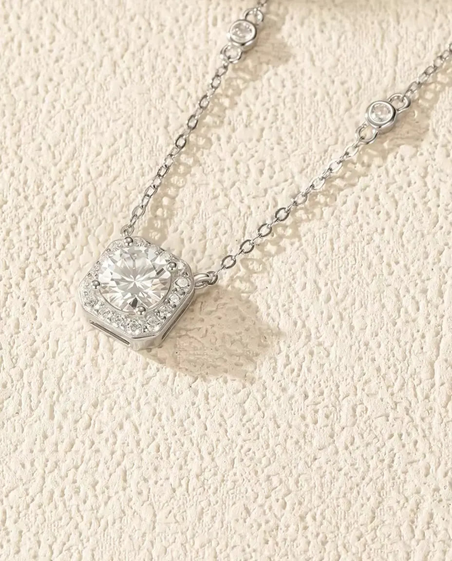 Moissanit Kette 1 Karat - Anhänger im Kissen Halo mit Zirkonia Stationen, D Color VVS1, 925 Sterlingsilber