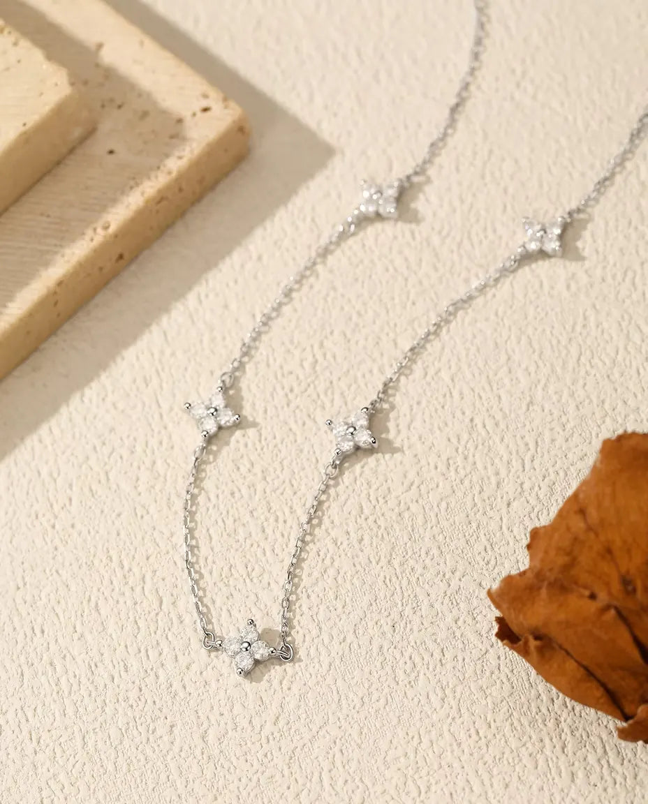 Moissanit Kette mit Kleeblatt-Stationen - fünf Blüten aus 20 Steinen in 925 Sterlingsilber, 40 cm plus 5 cm Verlängerung