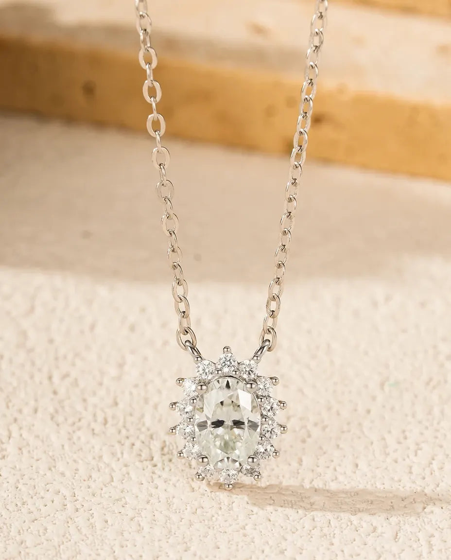 Moissanit Kette Oval mit Halo – 1 ct Ovalschliff in Farbe D, Anhänger 10 mm aus 925er Sterlingsilber