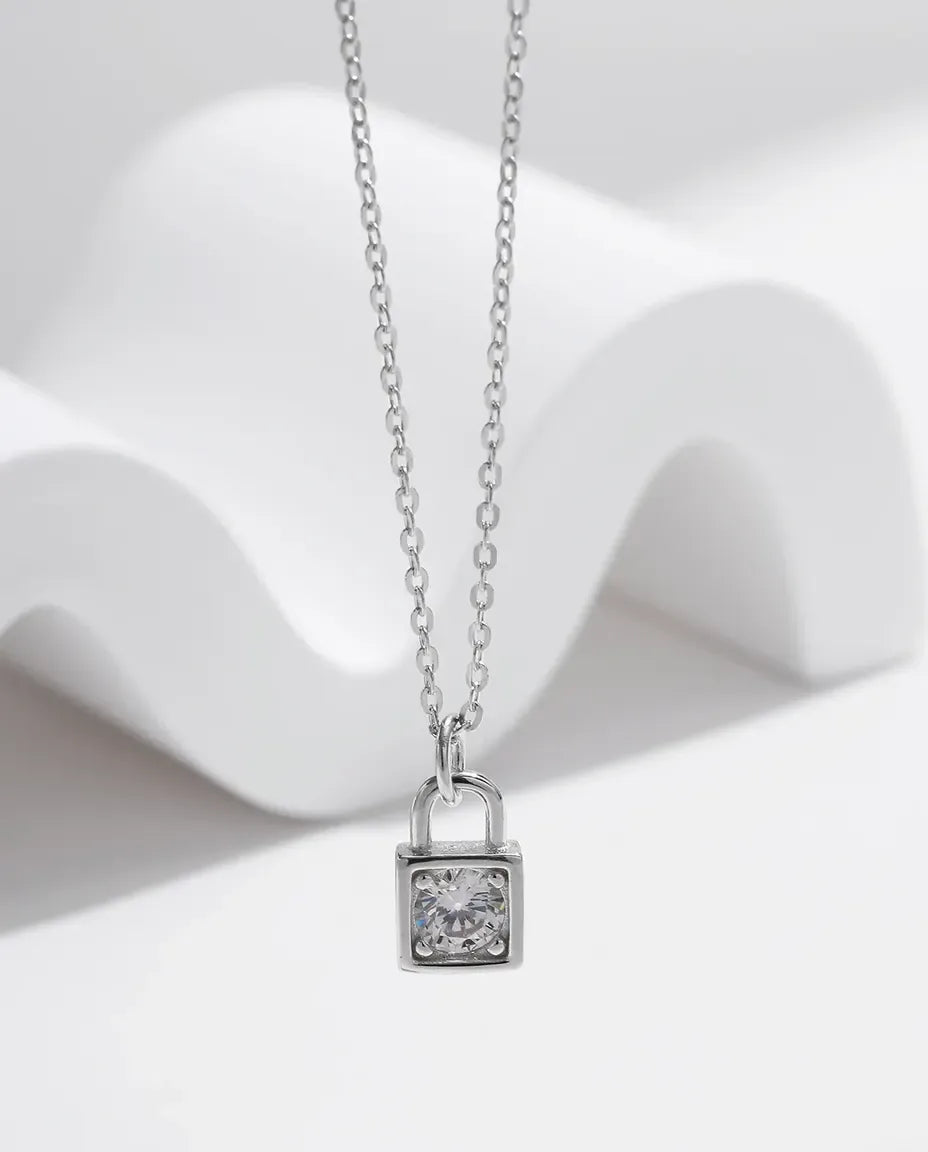 Moissanit Kette Schloss – 0,5 ct Farbe D VVS1 in Zargenfassung, Vorhängeschloss-Anhänger aus 925er Sterlingsilber