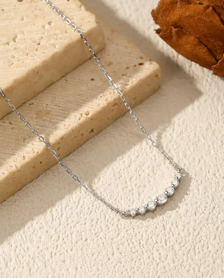 Moissanit Kette mit sieben Steinen – abgestufter Bogen in Farbe D aus 925 Sterlingsilber, 40+5 cm
