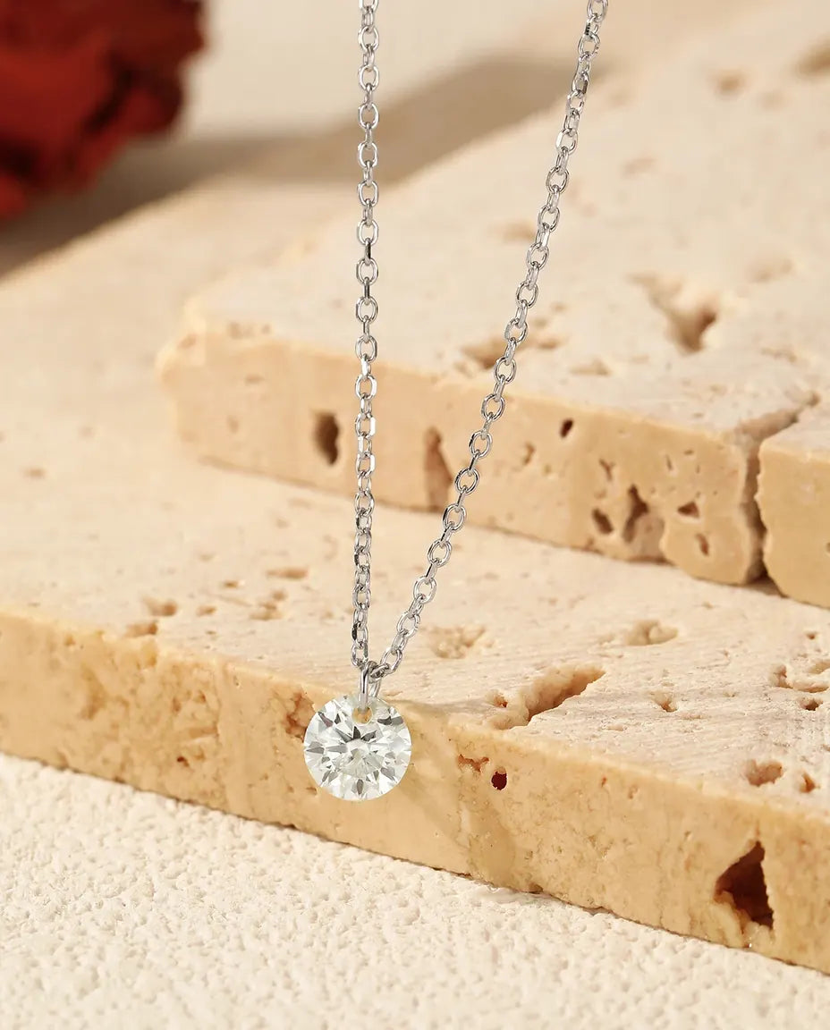 Moissanit Kette Solitär 0,5 ct – Farbe D, Reinheit VVS1 in vier Krappen aus 925 Sterlingsilber, 40+5 cm