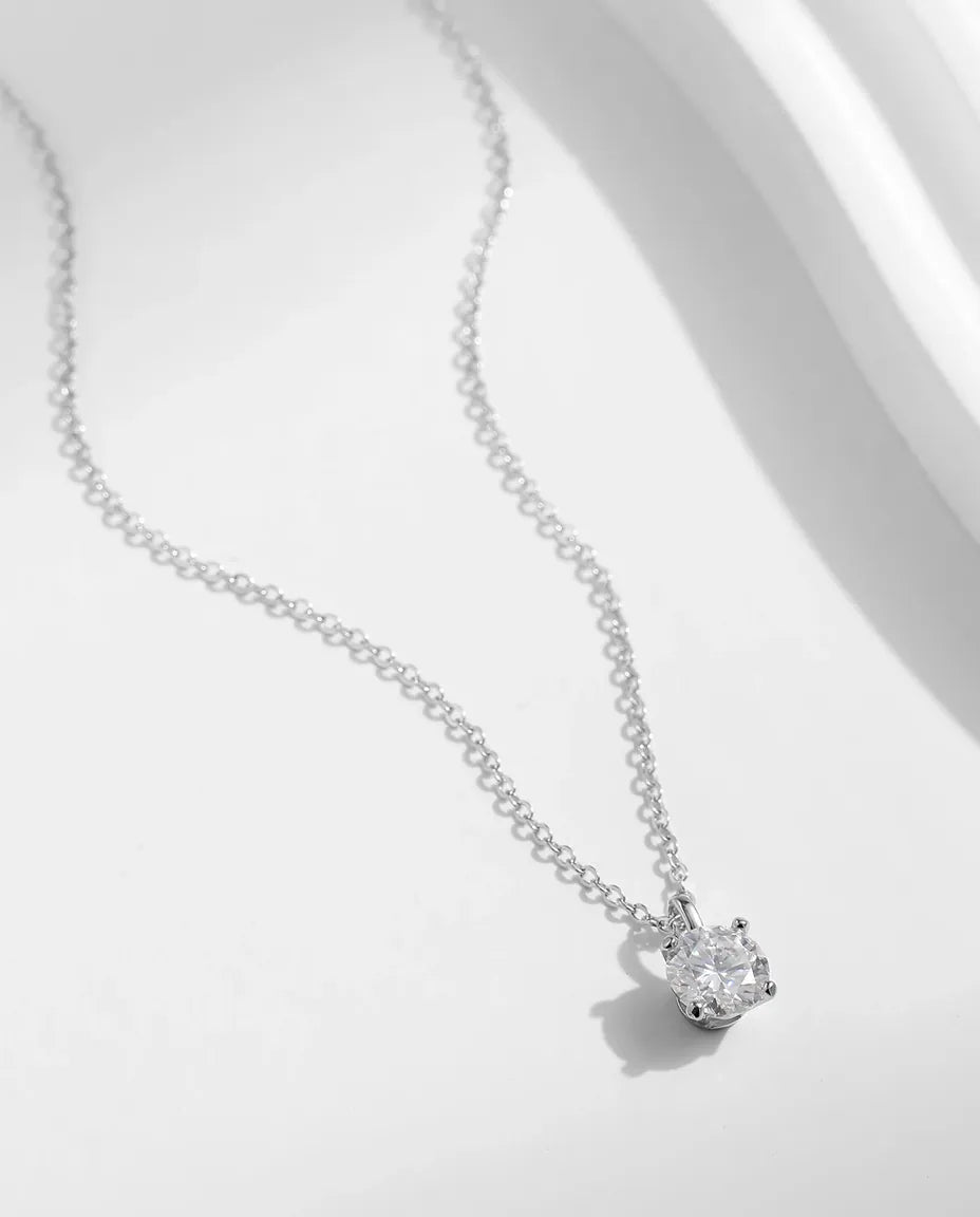 Moissanit Kette Solitär – 1 ct Farbe D VVS1, 6,5 mm Rundschliff in vier Krappen, 925er Sterlingsilber